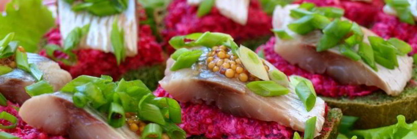 Бутерброды с сельдью и свекольно-горчичной намазкой