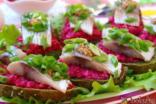 Бутерброды с сельдью и свекольно-горчичной намазкой