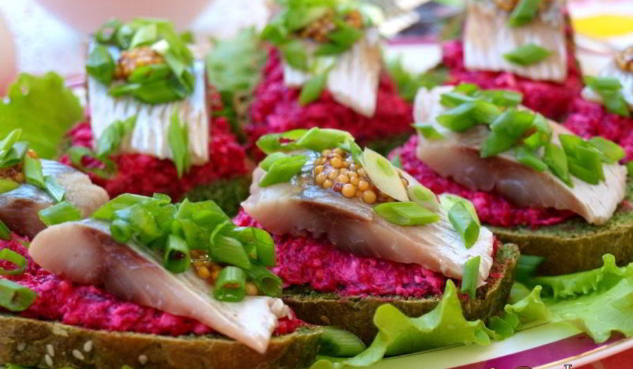 Рецепт бутербродов с сельдью и свекольно-горчичной намазкой