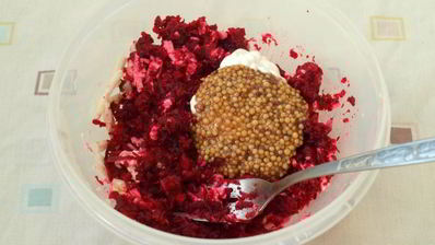 бутерброды с сельдью и свекольно-горчичной намазкой