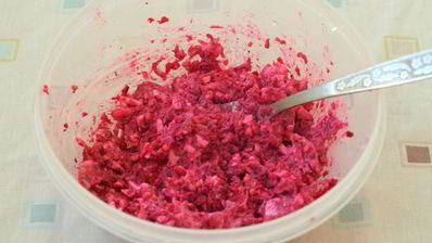 бутерброды с сельдью и свекольно-горчичной намазкой