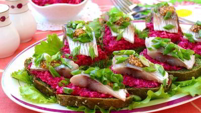 бутерброды с сельдью и свекольно-горчичной намазкой