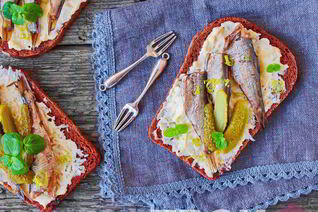 Бутерброды с шпротами