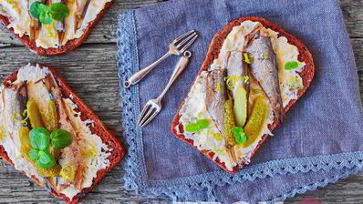 бутерброды с шпротами