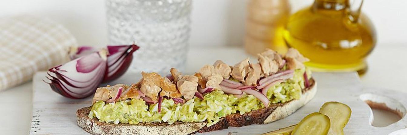 Бутерброды с яйцами, печенью трески и авокадо