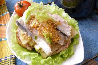 Бутерброды со скумбрией и яблоками