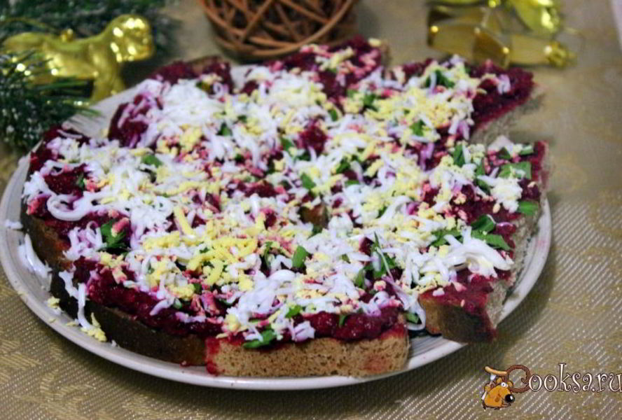 Бутерброды со свекольно-селедочной намазкой