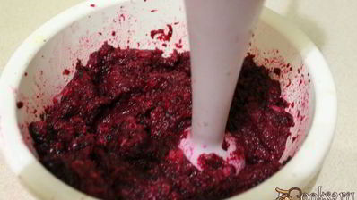 бутерброды со свекольно-селедочной намазкой