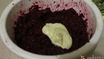 бутерброды со свекольно-селедочной намазкой