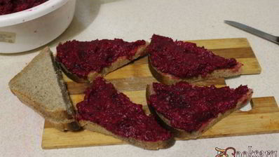 бутерброды со свекольно-селедочной намазкой