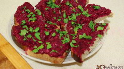 бутерброды со свекольно-селедочной намазкой