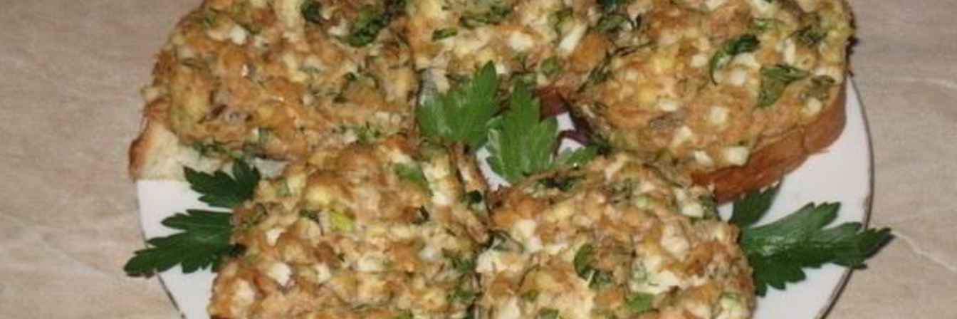 Горячие бутерброды с горбушей, яйцом и зеленью