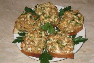 Горячие бутерброды с горбушей, яйцом и зеленью