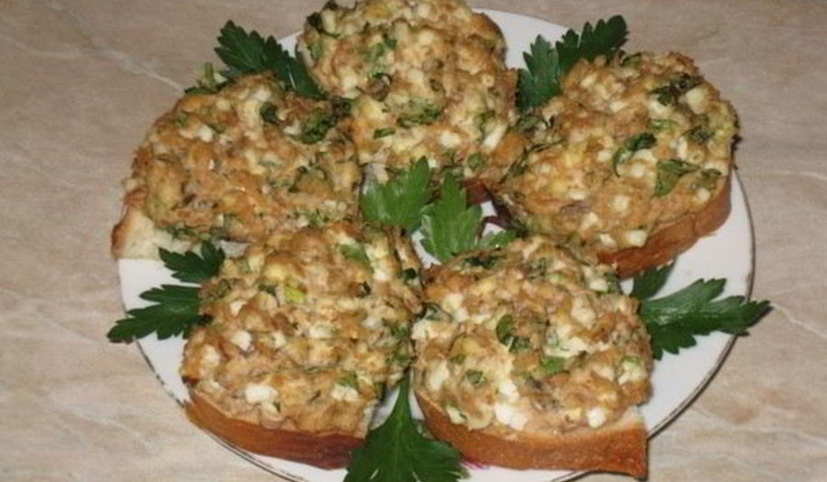 Рецепт горячих бутербродов с горбушей, яйцом и зеленью