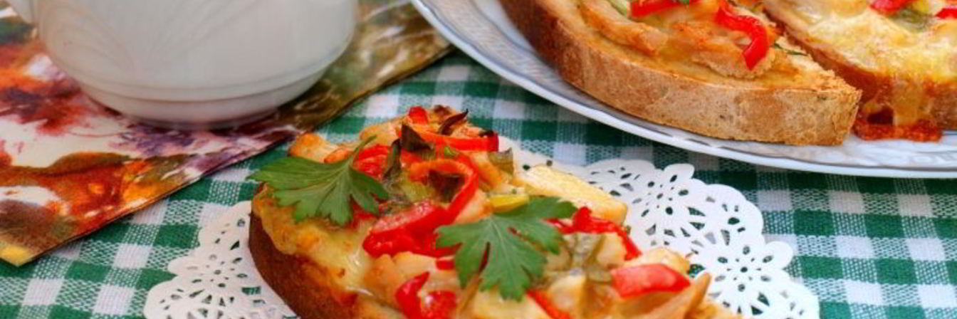 Горячие бутерброды с индейкой, сладким перцем и моцареллой