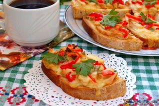 Горячие бутерброды с индейкой, сладким перцем и моцареллой