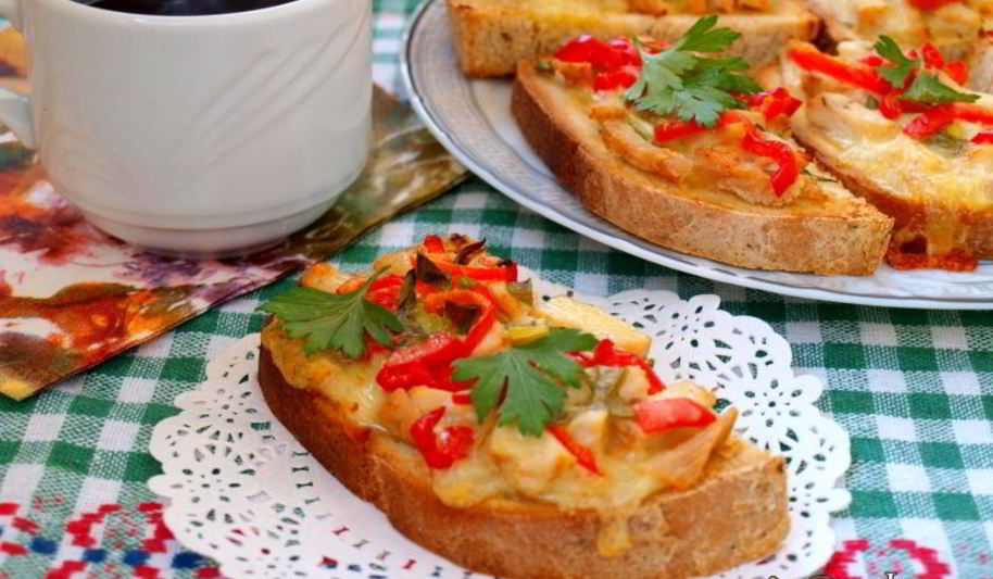 Рецепт горячих бутербродов с индейкой, сладким перцем и моцареллой