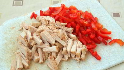 горячие бутерброды с индейкой, сладким перцем и моцареллой