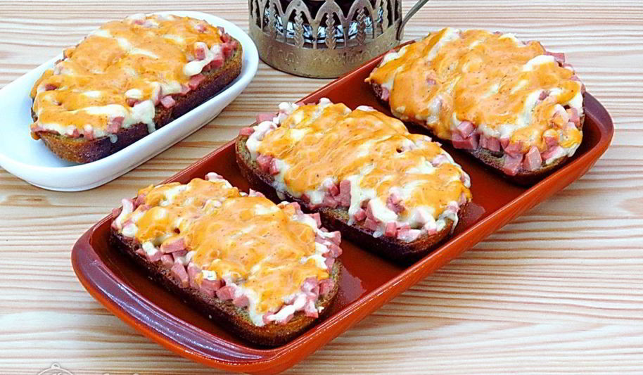 Рецепт горячих бутербродов с колбасой и сыром