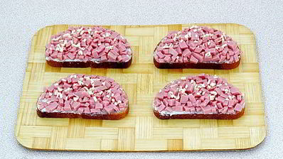 горячие бутерброды с колбасой и сыром