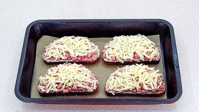 горячие бутерброды с колбасой и сыром