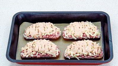 горячие бутерброды с колбасой и сыром