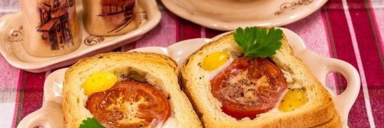 Горячие бутерброды с окороком, помидорами и яйцами