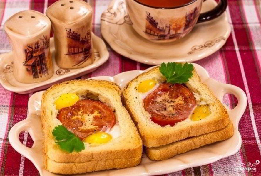 Горячие бутерброды с окороком, помидорами и яйцами