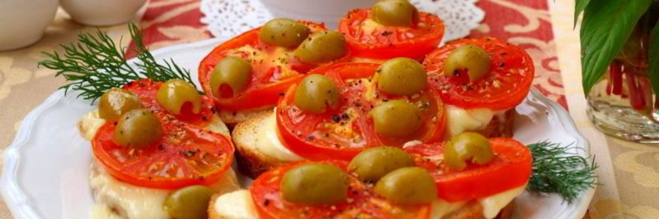 Горячие бутерброды с помидорами и моцареллой