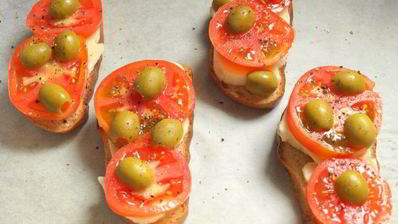 горячие бутерброды с помидорами и моцареллой