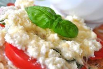 Горячие бутерброды с помидорами и рикоттой