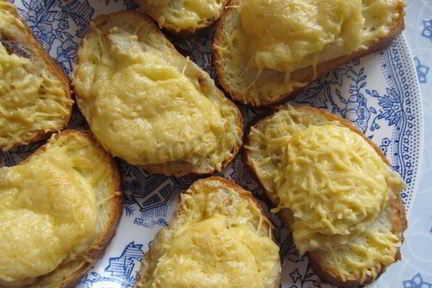 Горячие бутерброды с рыбным филе и сыром