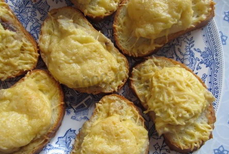 Горячие бутерброды с рыбным филе и сыром