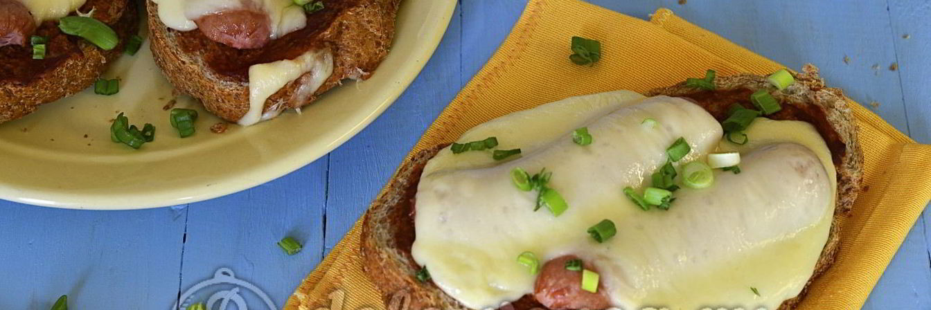 Горячие бутерброды с сосиской и сыром