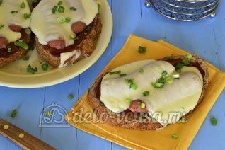 Горячие бутерброды с сосиской и сыром