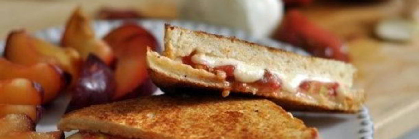 Горячие бутерброды с сыром и помидорами