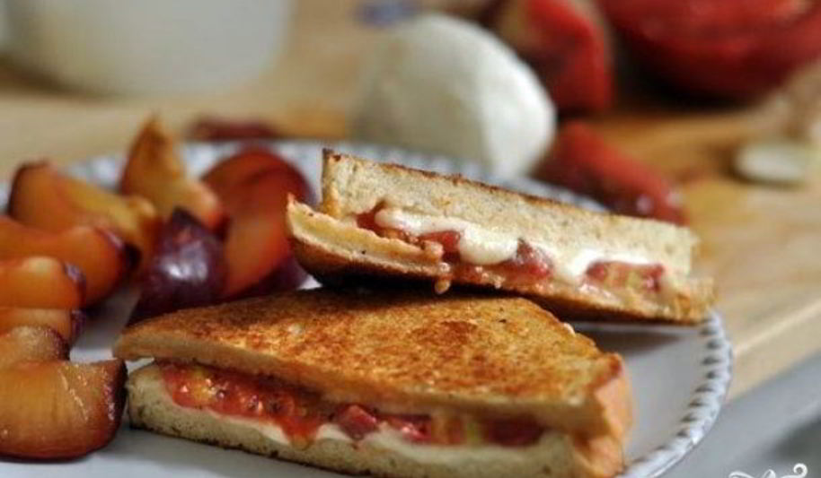 Рецепт горячих бутербродов с сыром и помидорами