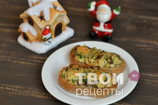 Горячие бутерброды с яйцом и грибами