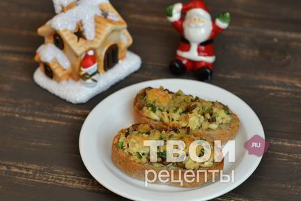 Горячие бутерброды с яйцом и грибами