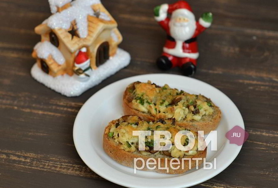 Горячие бутерброды с яйцом и грибами