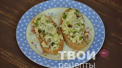 горячие бутерброды с яйцом и грибами