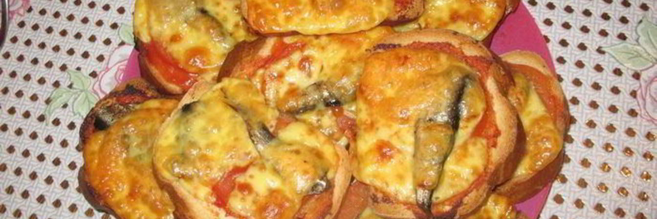 Горячие бутерброды со шпротами, помидором и сыром