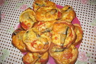 Горячие бутерброды со шпротами, помидором и сыром