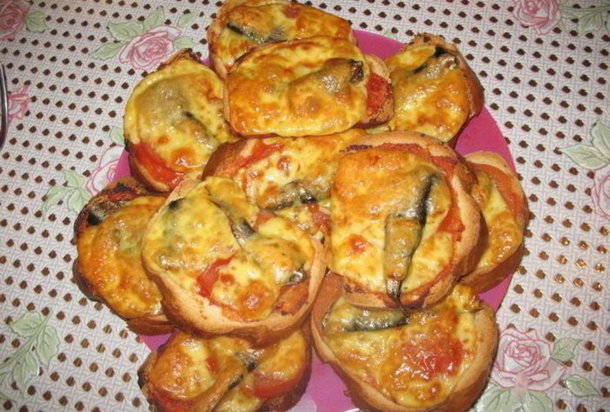 Горячие бутерброды со шпротами, помидором и сыром