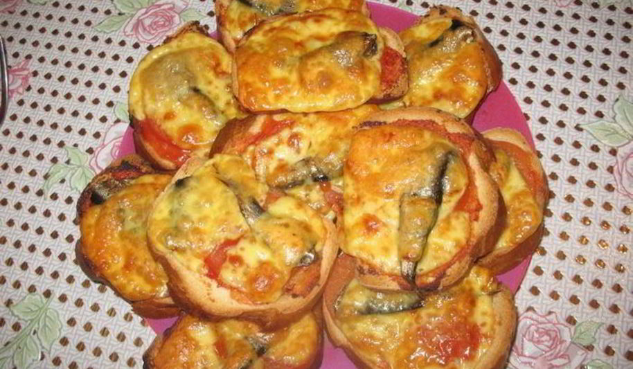 Рецепт горячих бутербродов со шпротами, помидором и сыром