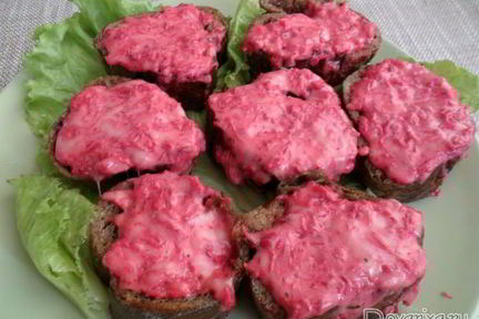 Горячие бутерброды со свеклой и сыром