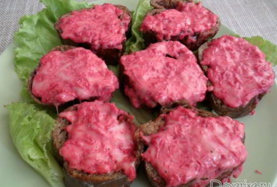 Горячие бутерброды со свеклой и сыром