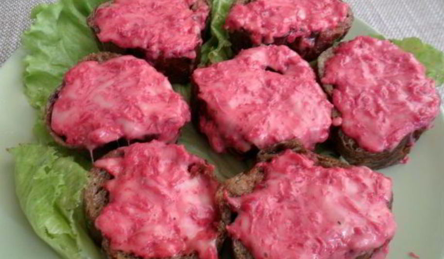 Рецепт горячих бутербродов со свеклой и сыром