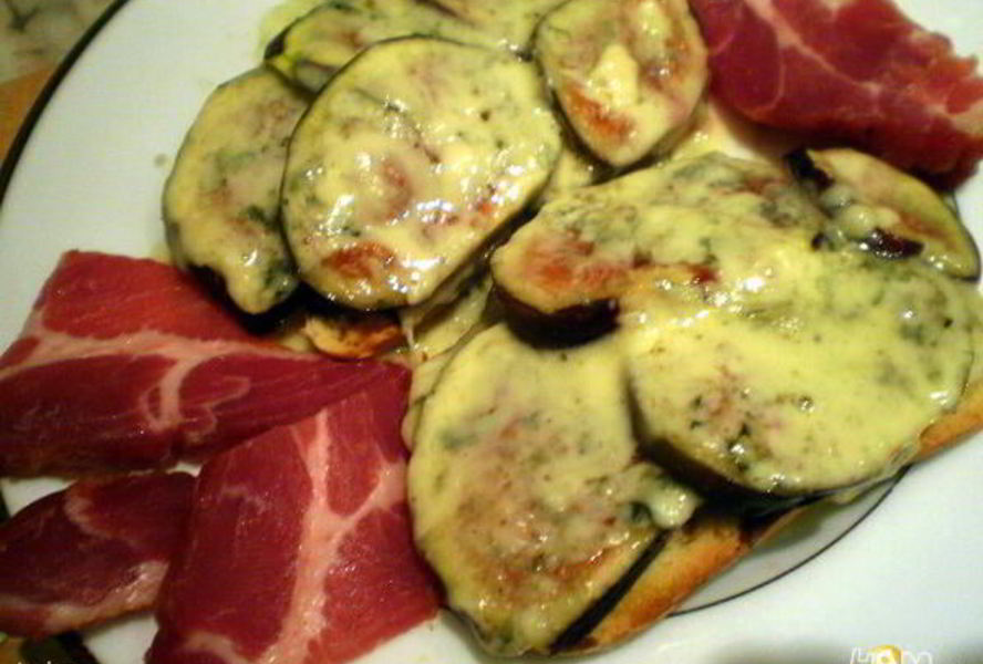 Горячий бутерброд с инжиром и сыром Дорблю