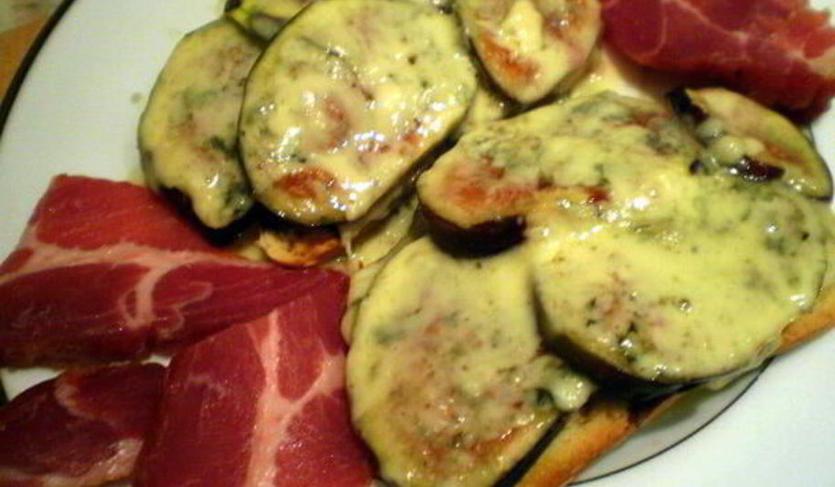 Рецепт горячего бутерброда с инжиром и сыром дорблю